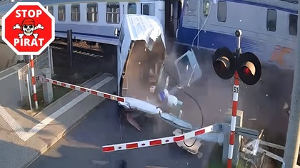 INFORMACJA *Kierowcy opla nic się nie stało i nikt nie ucierpiał w tym niebezpiecznym zdarzeniu*

Do bardzo niebezpiecznego incydentu doszło w ubiegły piątek przed godziną 7.00 na strzeżonym przejeździe kolejowym w Woli Filipowskiej (powiat krakowski). Mimo groźnie wyglądającego zdarzenia drogowego kierowca dostawczego opla nie odniósł żadnych obrażeń. Pasażerowie oraz obsługa pociągu relacji Świnoujście - Kraków także nie uskarżali się na stan zdrowia. W sprawie trwają czynności pod okiem prokuratury.

Pamiętaj, aby dojeżdżając do przejazdu kolejowo-drogowego zawsze zachować szczególną ostrożność.

Zatrzymaj się przed przejazdem, rozglądnij i upewnij, czy nie nadjeżdża pociąg. Nie wjeżdżaj na przejazd, jeśli sygnalizacja świetlna tego zabrania, a rogatki są w trakcie opuszczania lub podnoszenia. Nigdy nie zatrzymuj się na torach. Jeśli nastąpiło spowolnienie ruchu za przejazdem i nie jesteś pewny, czy bezpiecznie opuścisz torowisko  NIE JEDŹ! - poczekaj przed nim. Nigdy nie omijaj pojazdów stojących przed przejazdem.

Gdy Twój pojazd zostanie unieruchomiony lub uwięziony na przejeździe kolejowym pomiędzy opuszczonymi rogatkami. Nie stój, podjedź do rogatki i pchnij ją swoim pojazdem. W ten sposób uruchomisz mechanizm jej odblokowania.

Źródło: KWP Kraków


POLICJA W AKCJI STOP PIRAT TV  
https://www.youtube.com/watch?v1MZFkyL2s_c
Zapraszamy!

Zapraszam Cię do zasubskrybowania kanału, ocenienia i skomentowania filmu oraz dalszego udostępniania.
Jeśli masz ciekawy film, wyślij go na adres e-mail: stoppirat2020@gmail.com
Większe filmy możecie wysyłać przez Dysk Google lub bez zakładania konta przez https://wetransfer.com
instagram: stop_pirat
facebook: https://www.facebook.com/STOPPIRAT

Kamera samochodowa to nasza druga para oczu, która widzi więcej i przez cały czas. Zdecydowanie poprawia nasze bezpieczeństwo, a także jest najlepszym pełnomocnikiem w sytuacji wątpliwej, której gdyby nikt nie nagrał, nikt by w jej przebieg nie uwierzył.