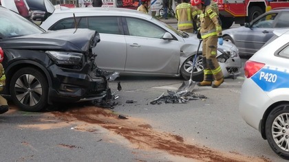 Przejechała na czerwonym świetle i doprowadziła do kolizji czterech aut