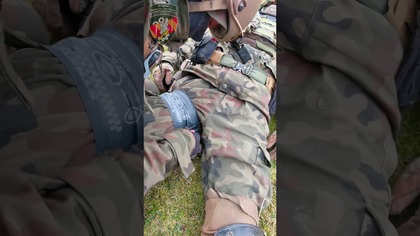 Medyk taktyczny pokazuje, jak naprawdę używa się opaski SWAT-W