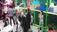 Bitka matek na urdzinowej zabawie dziecięcej