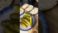 Zestaw Polaka.  Chleb ze smalcem i ogórek kiszony.