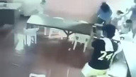 Przemęczony dzieciak wychodzi z klasy