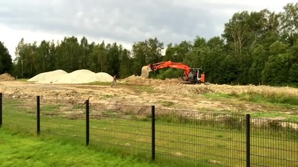 Uchodźca walczy z koparką