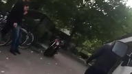 Młoda Szwedka przechodzi ulicami swojego miasta...