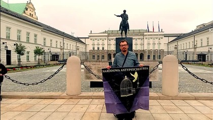 protest przeciwko psychiatrycznemu terrorowi przed pałacem prezydenckim.