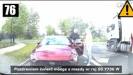 Kierowca Mazdy mruga światłami i pogania na zielonej strzałce kierowcę jadącego prosto