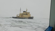W zimowym konwoju za lodołamaczem Voima i podjęcie pilota w lodach (1952 icebreaker)