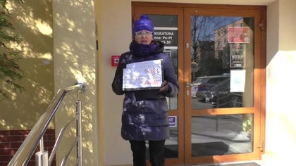 Pod Prokuraturą Okręgową w Toruniu, 7. 03. 2022r.  (na drzwiach plakat o proteście ... )