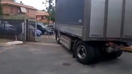 Mistrz kierownicy z Włoch cofa w ciasne miejsce
