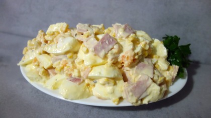 Sałatka Świąteczna.  Przepis jak zrobić pyszną i szybką sałatkę wielkanocną z jajek i szynki