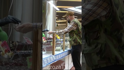 Janusz próbuje za darmo orzechy