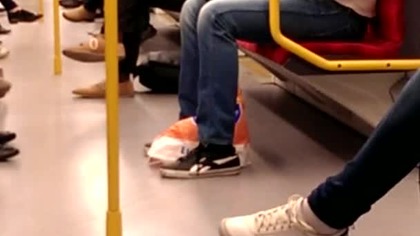 Robi sobie obiad w metrze!