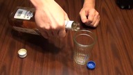 Jak nalewać Cole/Pepsi by się nie pieniła