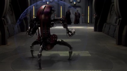 gwiezdne wojny część trzecia zemsta sith&oacute;w | | winda 31174 | gdy anakin i obi wan zmierzają na szczyt wieży,aby uratować kanclerza, winda niespodziewanie się wyłącza.używając swojego komunikatora, obi-wan m&oacute;wi r2d2,aby naprawił problem,ale anakin niecierpliwie wycina dziurę w dachu windy.tymczasem r2d2 udaje się ją ponownie aktywować, najpierw wysyłając ją w d&oacute;ł i zmuszając anakina do trzymania się krawędzi, ale następnie korygując jej kierunek do g&oacute;ry na pilną prośbę kenobiego.dwa droidy bojowe ochrony trzymają anakina na muszce,ale jedi wskakuje na 31174,gdy winda wznosi się,a droidy zostają zniszczone.