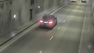 Rowerzysta z dzieckiem w przyczepce w tunelu pod Martwą Wisłą