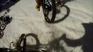 Grupowy downhill na śniegu