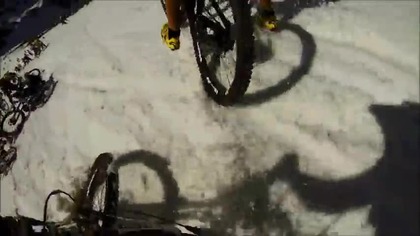 Grupowy downhill na śniegu