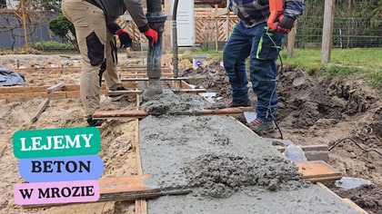 Zalewamy ławy fundamentowe w mrozie.