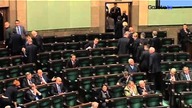 Donald Tusk przemawia. PiS ostentacyjnie wychodzi z sali