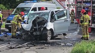 Kierujący mercedesem roztrzaskał auto o drzewo