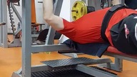 100kg na ławce płaskiej w starej mordowni.  Urlop urlopem ale trening trzeba zrobić #motivation #gym