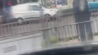 Nadzy mężczyźni z innych kultur, spacerujący nago po ulicy i próbujący włamać się do samochodów, to