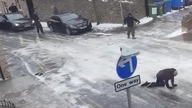 Anglicy próbują pokonać oblodzoną górkę