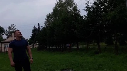 Trzech gości wiesza się na koszu #shorts
