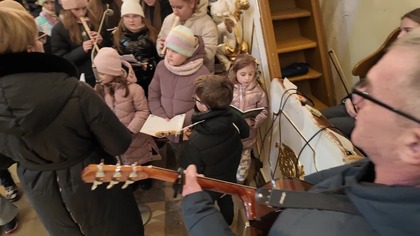 Kolęda Wśród nocnej ciszy w wykonaniu scholi Aniołkiz Markuszowa.  26 grudnia 2025 r.