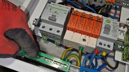 Rozdzielnica elektryczna licznikowa trójfazowa, podłączenie, rozmieszczenie aparatów, podział PEN