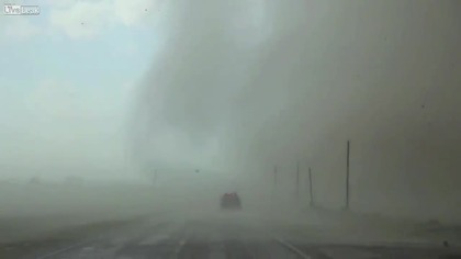 Wjechał autem w tornado