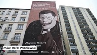 Mural pamięci Zbigniewa Herberta.  NCK upamiętniło poetę w Warszawie [Serwis informacyjny, KSTV Info