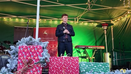 White Christmas śpiewa Jakub Rogala podczas 4.  Jarmarku Bożonarodzeniowego na zamku w Janowcu