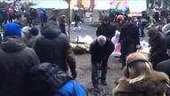Ukraina. Ludzie wyciągają kostkę brukową. Użyją jej do walki z Berkutem