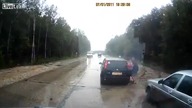 Samoch&oacute;d uderza małego chłopca sika na drodze
