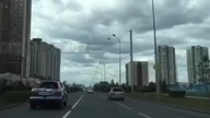 Patrz przed siebie, samochody są wszędzie