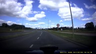 Idiota w BMW zawraca na środku drogi
