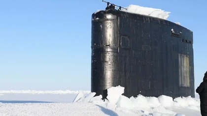 14. 12.  2022 Tajny atomowy okręt podwodny Marynarki Wojennej Stan&oacute;w Zjednoczonych przebija się przez arktyczny l&oacute;d
