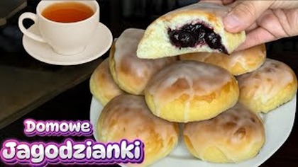 Jagodzianki to obowiązkowy wypiek w sezonie jagodowym. W każde lato trzeba skosztować pysznych, puszystych bułeczek drożdżowych z jagodami. 
Dziś zapraszam Cię do mojej kuchni, gdzie powstają puszyste, domowe jagodzianki  miękkie jak chmurka i pełne soczystych jagód 
To smak, który od razu kojarzy się z latem, dzieciństwem i zapachem drożdżowego ciasta unoszącym się w domu 

Pokażę Ci dokładnie, jak je zrobić  powoli, krok po kroku, bez pośpiechu.
Ten przepis jest prosty, sprawdzony i zawsze wychodzi.
Idealny, jeśli masz ochotę na coś słodkiego i domowego  prosto z serca i piekarnika 

 Składniki:
CIASTO:
30 g świeżych drożdży lub 7g instant
200 ml ciepłego mleka
500 g mąki pszennej
1 jajko
5 żółtek
1/2 szkl. drobnego cukru  ok. 100 g
100 g masła

NADZIENIE:
ok. 300 g jagód
3 łyżki cukru
1 łyżka skrobi ziemniaczanej

dodatkowo:
1 żółtko + 1 łyżka mleka (do posmarowania bułek przed pieczeniem)
opcjonalnie: 
lukier lub cukier puder do oprószenia jagodzianek

Do zrobienia lukru na 16 jagodzianek wystarczy: 
1/2 szkl. szklanki cukru pudru
1 łyżka wody 
1 łyżka soku z cytryny

Jeśli spodobał Ci się przepis daj łapkę w górę  i zasubskrybuj kanał, klikając też , żeby być na bieżąco  nowe przepisy już w drodze!
Smacznego! 

#jagodzianki #przepisdomowy #domowawypiekarnia #letniwypiek #jagody #smakdziecinstwa#domowejagodzianki, #przepisnajagodzianki, #drożdżówki, #bułeczkizjagodami, #ciastodrożdżowe, #domowewypieki, #polskakuchnia #wypiekinalato, #youtubekuchnia, #pieczenie, #przepiskrokpokroku
____________________________________________________________________________________________

Utwór One Fine Day (autor: Audionautix) jest dostępny na licencji Licencja Creative Commons  uznanie autorstwa 4.0. https://creativecommons.org/licenses/by/4.0/

Wykonawca: http://audionautix.com/