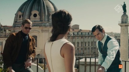 Kryptonim U.N.C.L.E. (The Man from U.N.C.L.E.)
Rok 1963, na świecie panują zimnowojenne nastroje. Były złodziej Napoleon Solo pracuje w amerykańskim wywiadzie. Zasłużył już sobie na opinię najskuteczniejszego agenta CIA. Zabiera ze Wschodniego Berlina Gaby Teller. To c&oacute;rka naukowca Uda rzekomo wsp&oacute;łpracującego z nazistami. W rzeczywistości badacz jest sojusznikiem USA. Uciekinierom udaje się uniknąć ataku wroga - funkcjonariusza KGB Ilji Kuriakina. Po powrocie do kraju Solo składa raport przełożonemu. Sanders ujawnia, że cioteczny wujek Gaby, Rudi, pracuje w firmie transportowej, kt&oacute;rej właścicielami są Aleksander i Victoria Vinciguerrowie. Para sympatyzuje z nazistami, kt&oacute;rzy zamierzają wym&oacute;c na Tellerze skonstruowanie broni nuklearnej. W obliczu og&oacute;lnoświatowego zagrożenia wrogowie zza żelaznej kurtyny niechętnie podejmują wsp&oacute;łpracę. Solo wraz z Kuriakinem muszą powstrzymać małżeństwo Vinciguerr&oacute;w. Jednocześnie w tajemnicy otrzymują polecenia, by wykraść wyniki badań Tellera dla rząd&oacute;w swoich kraj&oacute;w. Tymczasowi sojusznicy rozpoczynają misję - mają pokonać wroga i przechytrzyć siebie nawzajem.

Źr&oacute;dło: https://www.teleman.pl/tv/Kryptonim-UNCLE-1517343