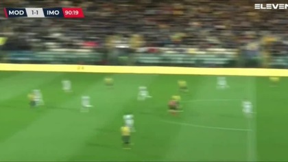 Riccardo Gagno / Włoski bramkarz strzelił zwycięskiego gola w 91 z własnej połowy (2022)