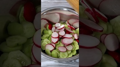 Mizeria z ogórkiem, rzodkiewką i cebulą #shorts #smakowitedania #gotowanie #pyszne #recipe #przepis