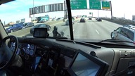 Kierowca pomaga motocykliście w zjechaniu na pobocze na bardzo ruchliwej autostradzie