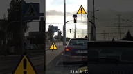 Niecierpliwy kierowca Audi A3 rusza na czerwonym świetle #shorts #rikordwidjo