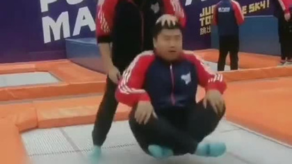 Nigdy nie ufaj kumplowi na trampolinach