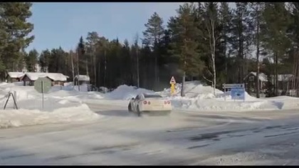 Nissan GTR na stoku narciarskim