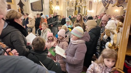 Kolęda Bóg się rodzi w wykonaniu scholi Aniołki z Markuszowa.  26 grudnia 2025 r.