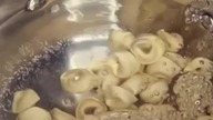 SAŁATKA Z TORTELLINI Z SUSZONYMI POMIDORAMI: Gotowanie idealne dla Twojego domu