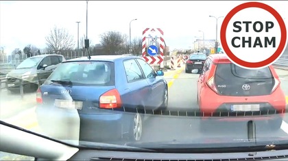 Kierowca Audi chciał wymusić jazdę na suwak.  Później wyhamował autora #2181 Wasze Filmy