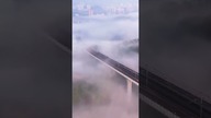 Pociąg ponad chmurami w Chongqing w Chinach